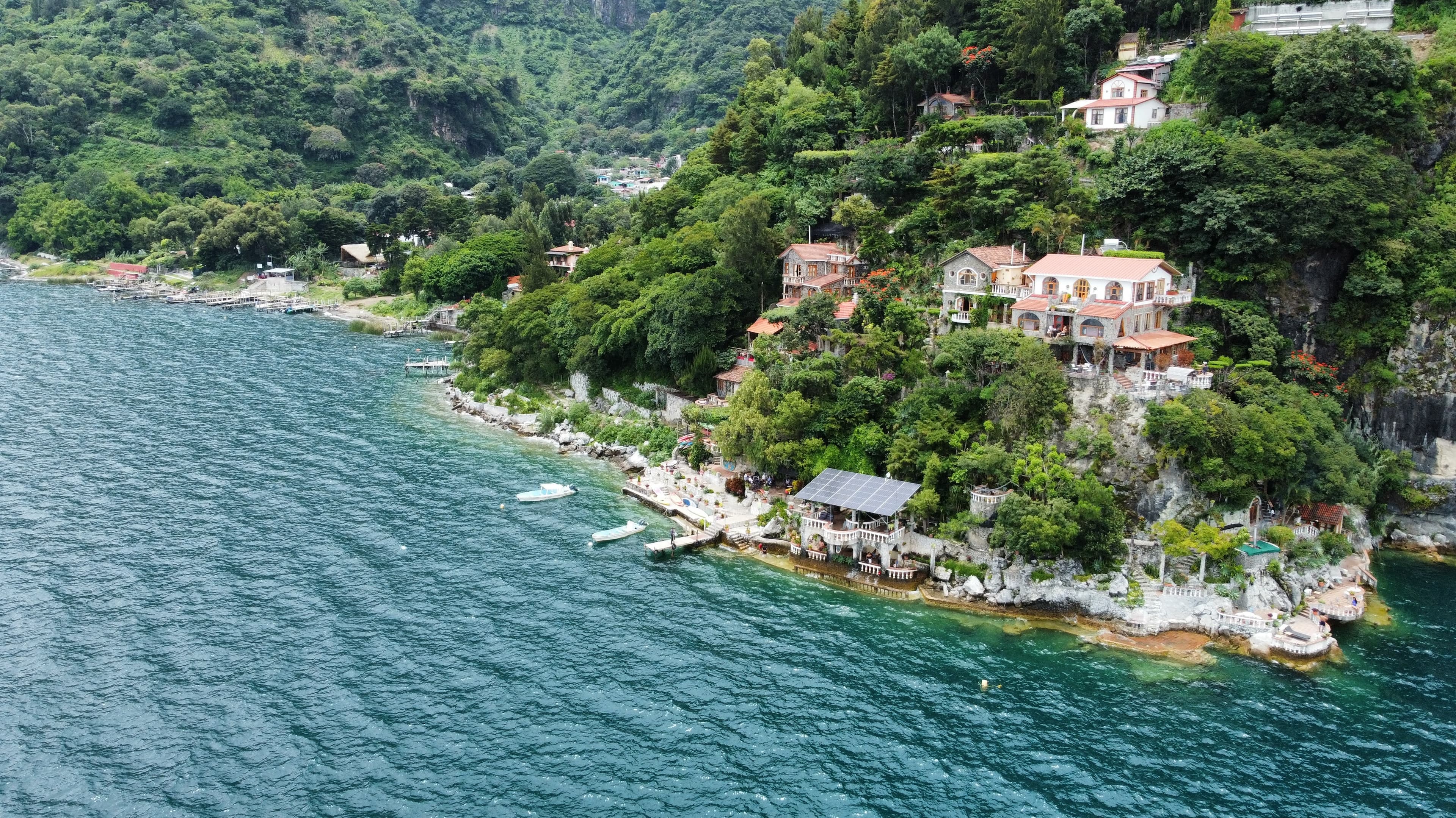 A beautiful hotel in Guatemala, picture by Ryan Doyle @ Unsplash